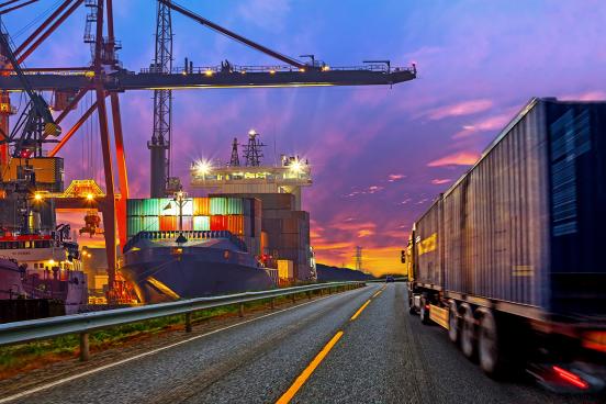 Hafen bei Nacht - Umzugscontainer nach Übersee